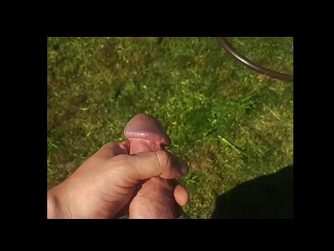 ❤️ Keçika germ di bexçeyek havînê de pisîka xwe ya pembe diqelişe û bi şuştinê dixe. ❤️ Vîdyoyê seksî li porno ku.com-milf-300.ru ☑