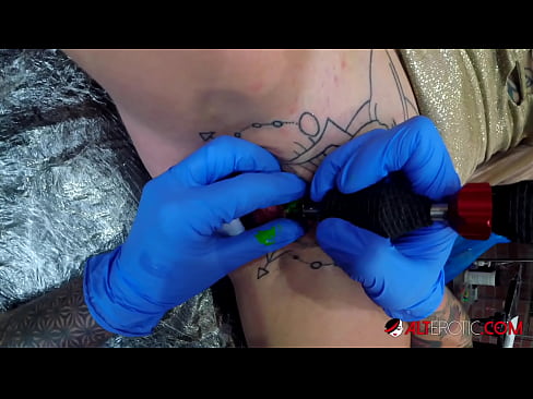 ❤️ Keçika pir tattookirî Sully Savage tattooek li ser klîtorê xwe kir. ❤️ Vîdyoyê seksî li porno ku.com-milf-300.ru ☑